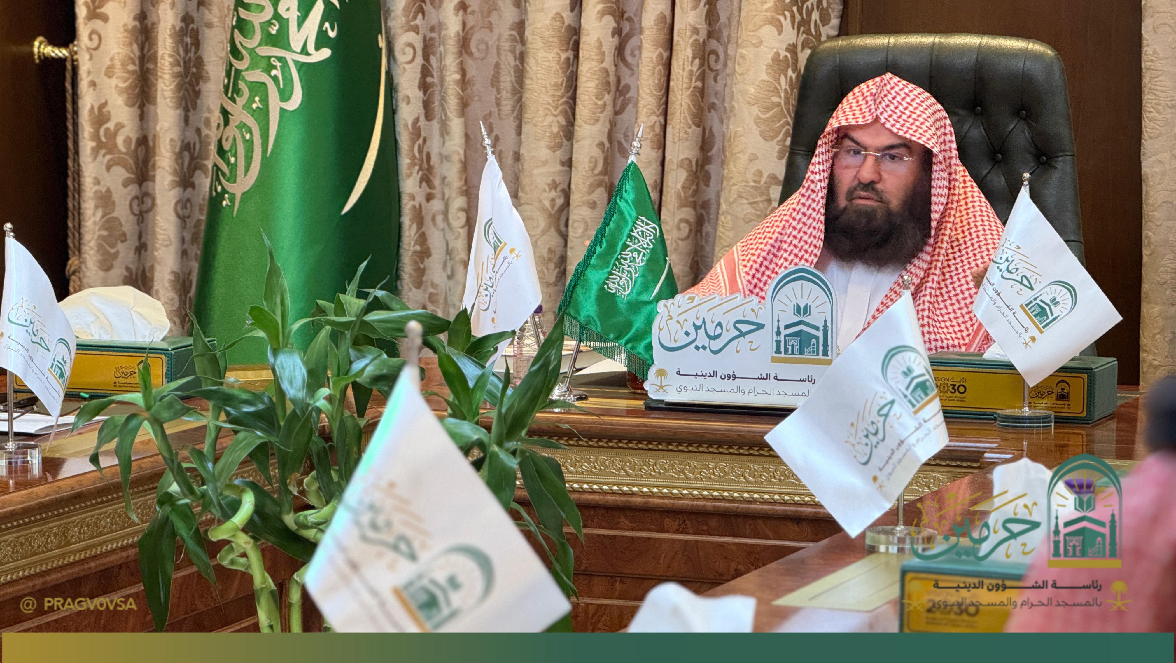 معالي الرئيس يجتمع بلجنتي الإعلام والعلاقات العامة استعدادًا لملتقى سماحة الشيخ عبدالعزيز بن صالح